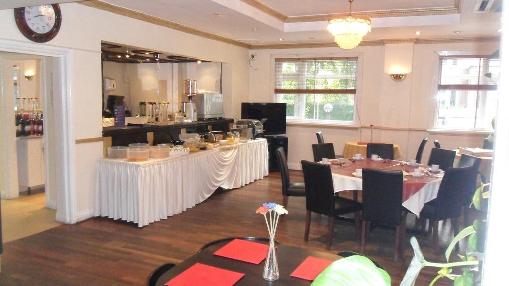 سلوف Skyways Hotel المظهر الخارجي الصورة